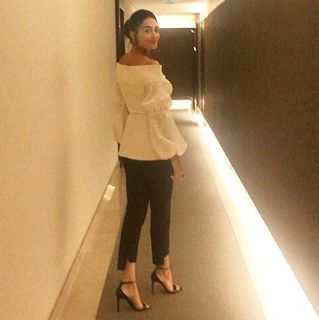 Esra Bilgiç feet photo thumbnail
