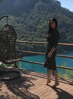 Esra Bilgiç feet photo thumbnail