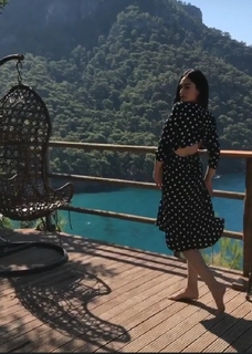 Esra Bilgiç feet photo thumbnail