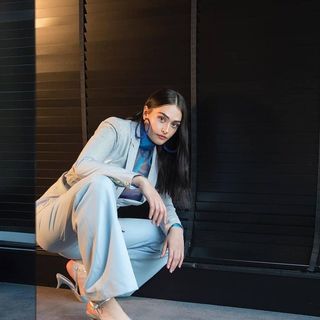 Esra Bilgiç feet photo thumbnail