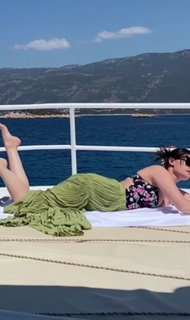 Esra Bilgiç feet photo thumbnail