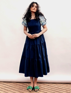 Esra Bilgiç feet photo thumbnail