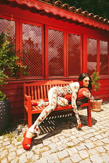 Esra Bilgiç feet photo thumbnail
