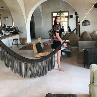 Esra Bilgiç feet photo thumbnail