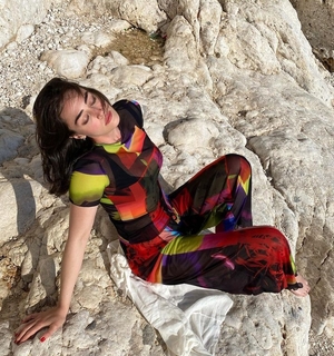 Esra Bilgiç feet photo thumbnail
