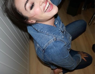 Esra Bilgiç feet photo thumbnail