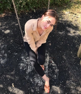 Esra Bilgiç feet photo thumbnail