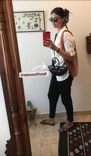 Esra Bilgiç feet photo thumbnail