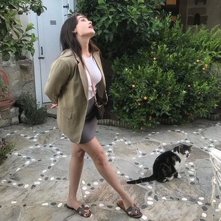 Esra Bilgiç feet photo thumbnail