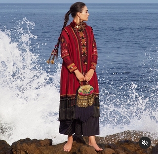 Esra Bilgiç feet photo thumbnail