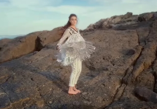 Esra Bilgiç feet photo thumbnail