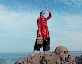 Esra Bilgiç feet photo thumbnail