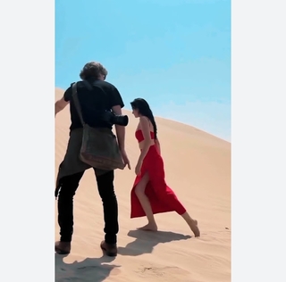 Esra Bilgiç feet photo thumbnail