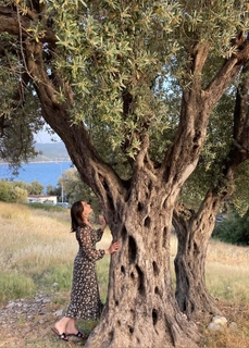 Esra Bilgiç feet photo thumbnail