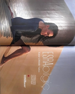 Esra Bilgiç feet photo thumbnail