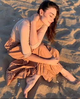 Esra Bilgiç feet photo thumbnail