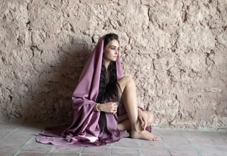 Esra Bilgiç feet photo thumbnail