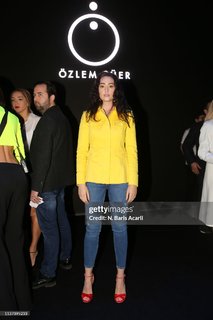 Esra Bilgiç feet photo thumbnail