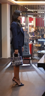 Esra Bilgiç feet photo thumbnail