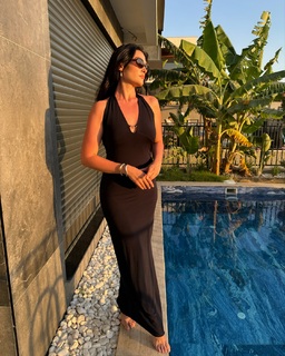 Esra Bilgiç feet photo thumbnail
