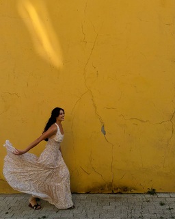 Esra Bilgiç feet photo thumbnail