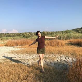 Esra Bilgiç feet photo thumbnail