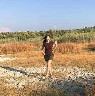 Esra Bilgiç feet photo thumbnail