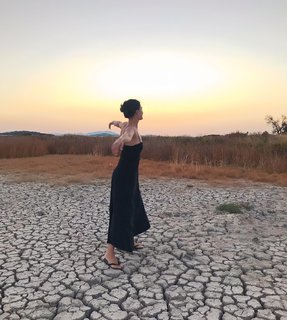 Esra Bilgiç feet photo thumbnail