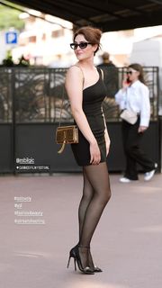 Esra Bilgiç feet photo thumbnail