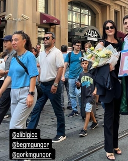Esra Bilgiç feet photo thumbnail