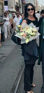 Esra Bilgiç feet photo thumbnail