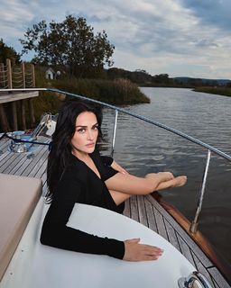 Esra Bilgiç feet photo thumbnail