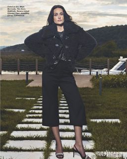 Esra Bilgiç feet photo thumbnail