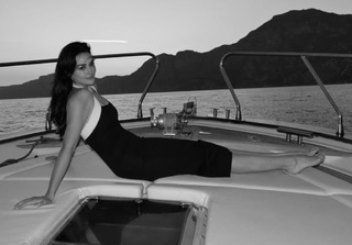 Esra Bilgiç feet photo thumbnail