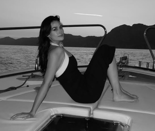 Esra Bilgiç feet photo thumbnail