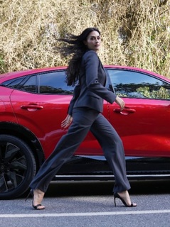 Esra Bilgiç feet photo thumbnail