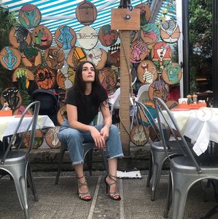 Esra Bilgiç feet photo thumbnail
