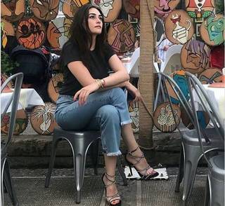Esra Bilgiç feet photo thumbnail