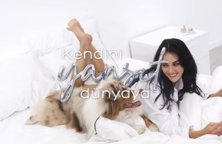 Esra Bilgiç feet photo thumbnail