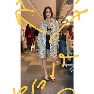 Esra Bilgiç feet photo thumbnail