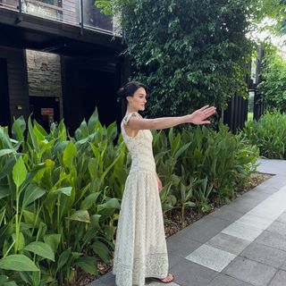 Esra Bilgiç feet photo thumbnail