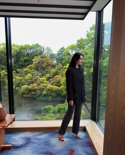 Esra Bilgiç feet photo thumbnail