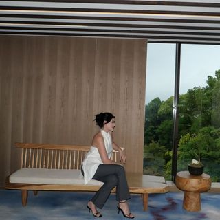 Esra Bilgiç feet photo thumbnail