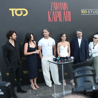 Esra Bilgiç feet photo thumbnail