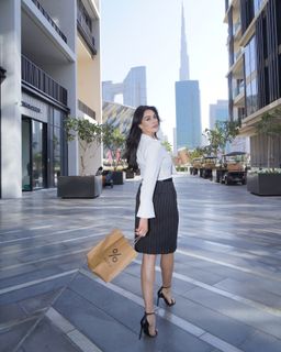 Esra Bilgiç feet photo thumbnail