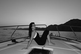 Esra Bilgiç feet photo thumbnail