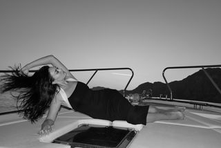 Esra Bilgiç feet photo thumbnail