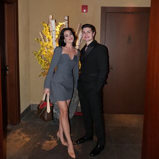 Esra Bilgiç feet photo thumbnail