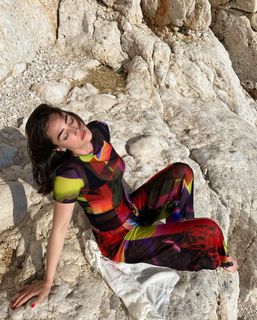 Esra Bilgiç feet photo thumbnail