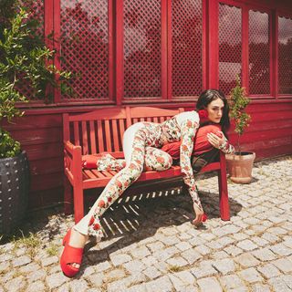 Esra Bilgiç feet photo thumbnail